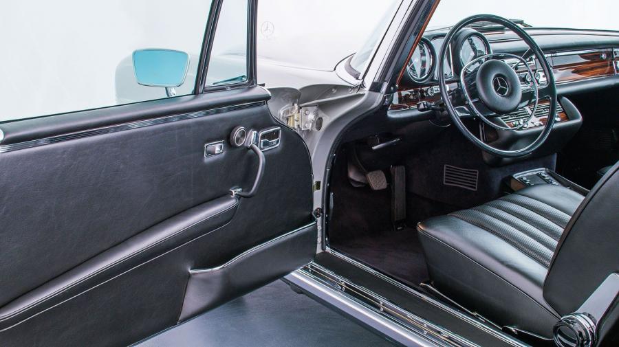 Интерьер Mercedes-Benz 280 SE 3.5 Coupe (W111) 1970 года  (фото 11 из 20)